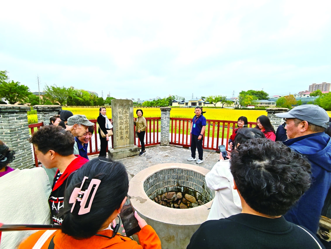 游客走進瑞金紅井革命舊址群追尋紅色足跡、感悟革命精神